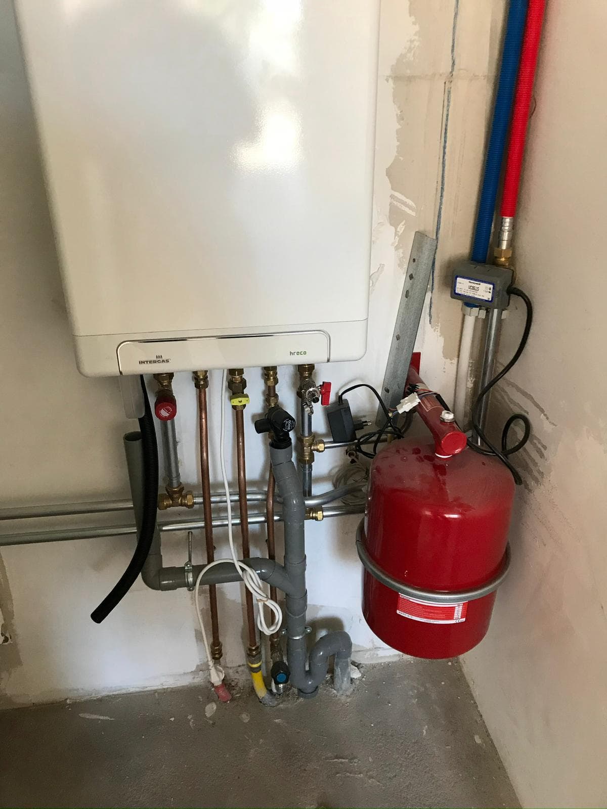 Loodgietersinstallatie onder kastopstelling met Honeywell debietmeter en BPE afsluiter
