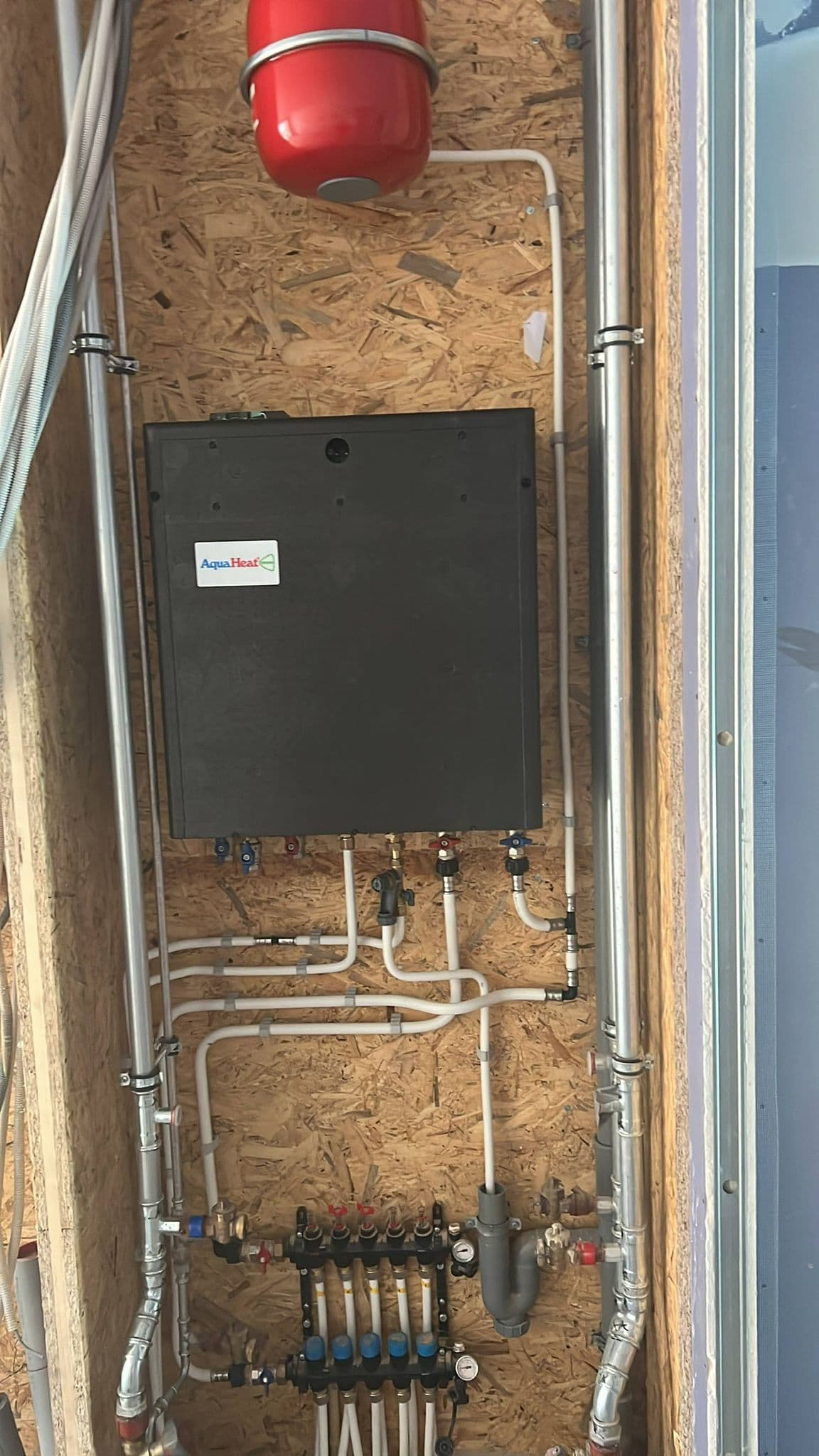 AquaHeat warmtepompinstallatie met verdeelinrichting en vloerverwarmingsgroepen