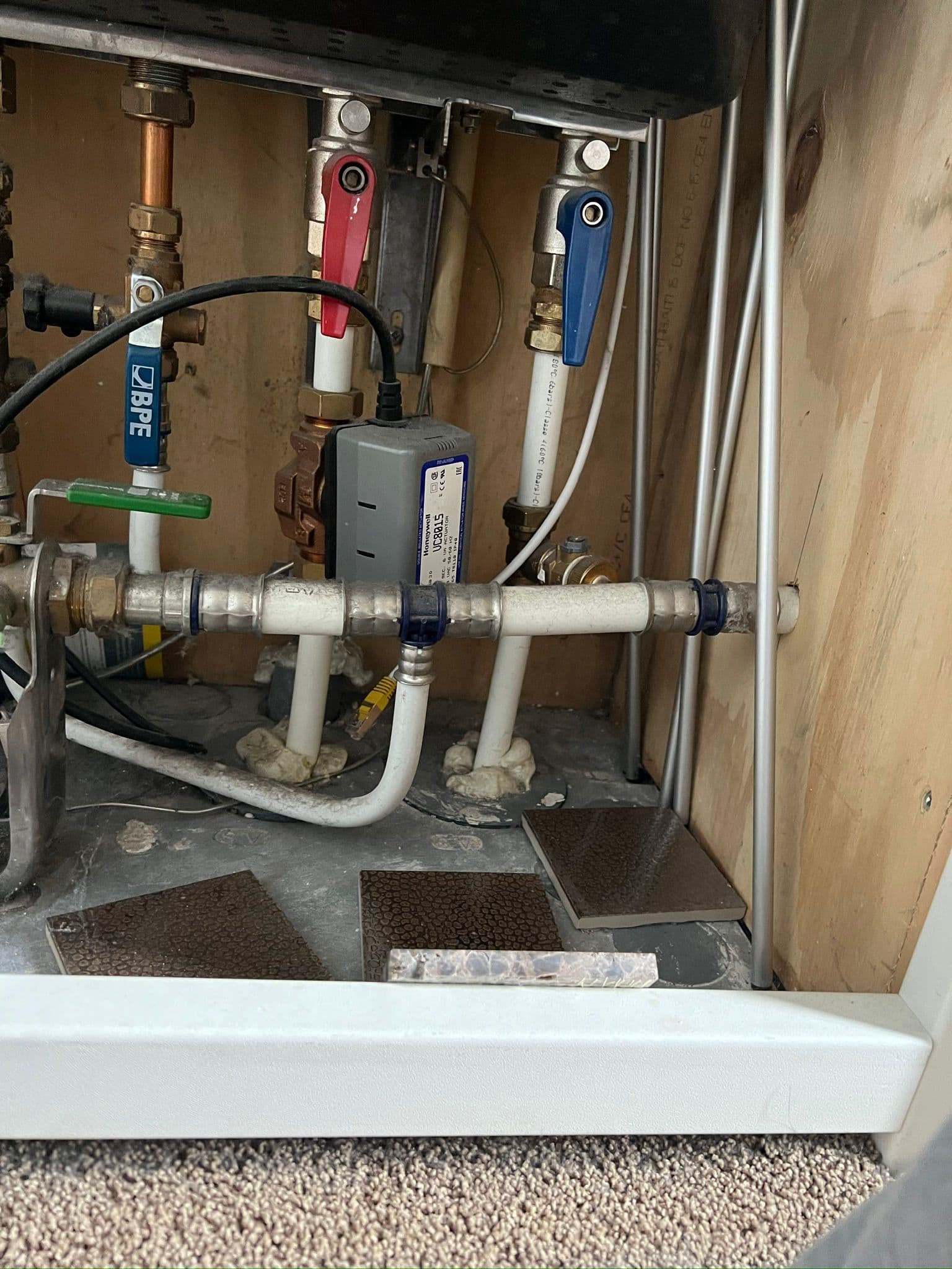 Intergas hreco cv-ketel met rood expansievat en koperen aansluitleidingen