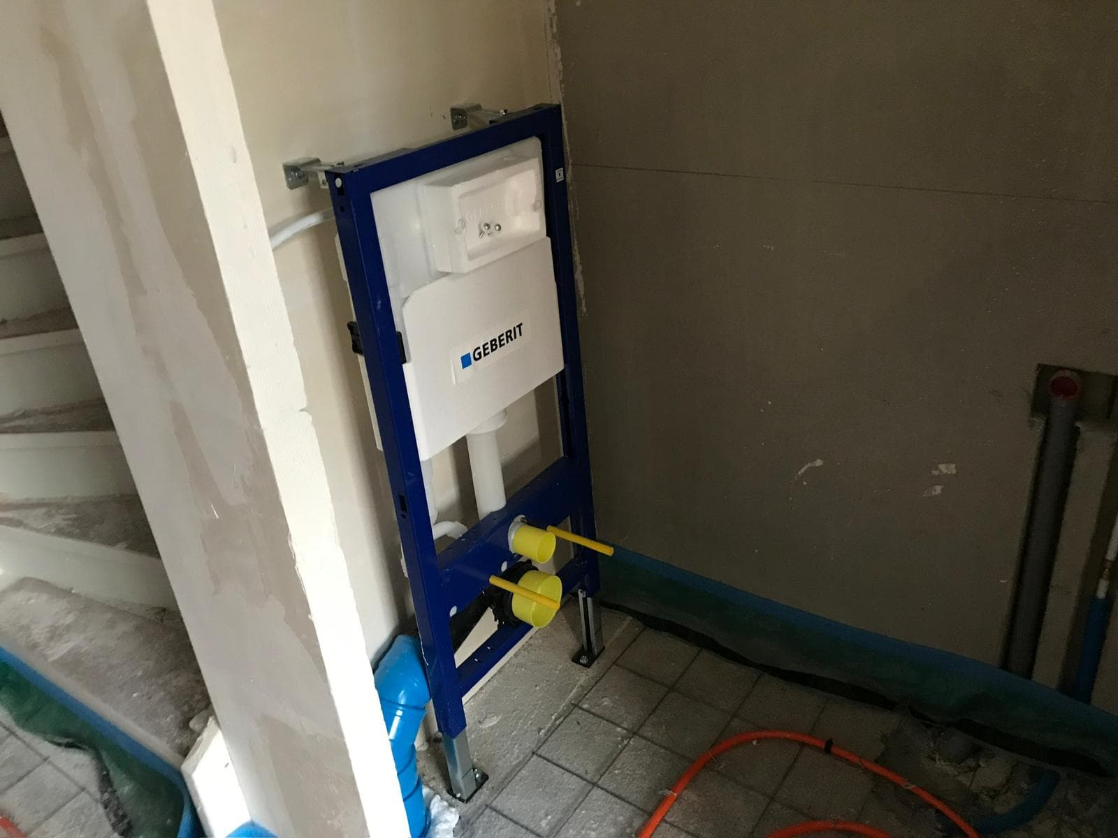Geberit inbouwreservoir frame voor hangend toilet, correct geplaatst in badkamer