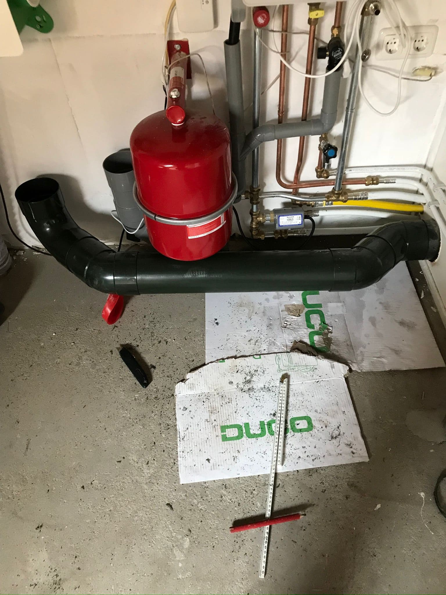 DUCO ventilatiesysteem met aansluitingen en luchtkanalen, vakkundig geinstalleerd