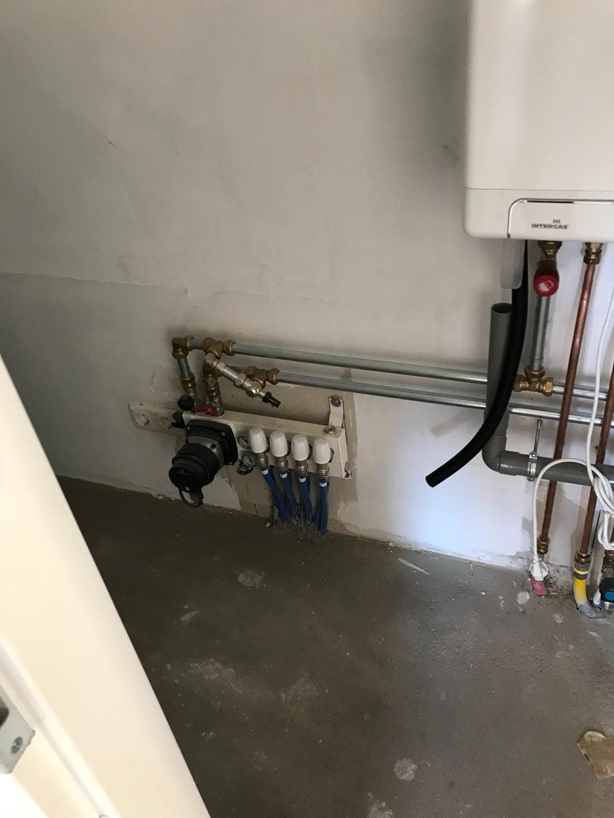 Verdeelinrichting met vloerverwarmingsgroepen aangesloten op Intergas cv-ketel