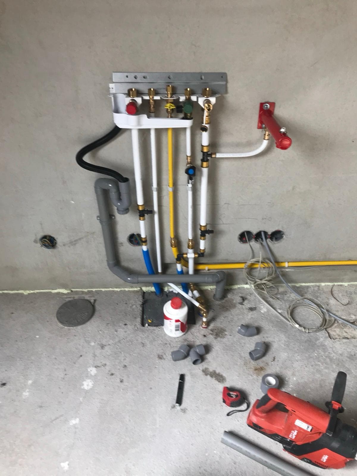 Nette leidinginstallatie met verdeler en meerdere water- en gasaansluitingen