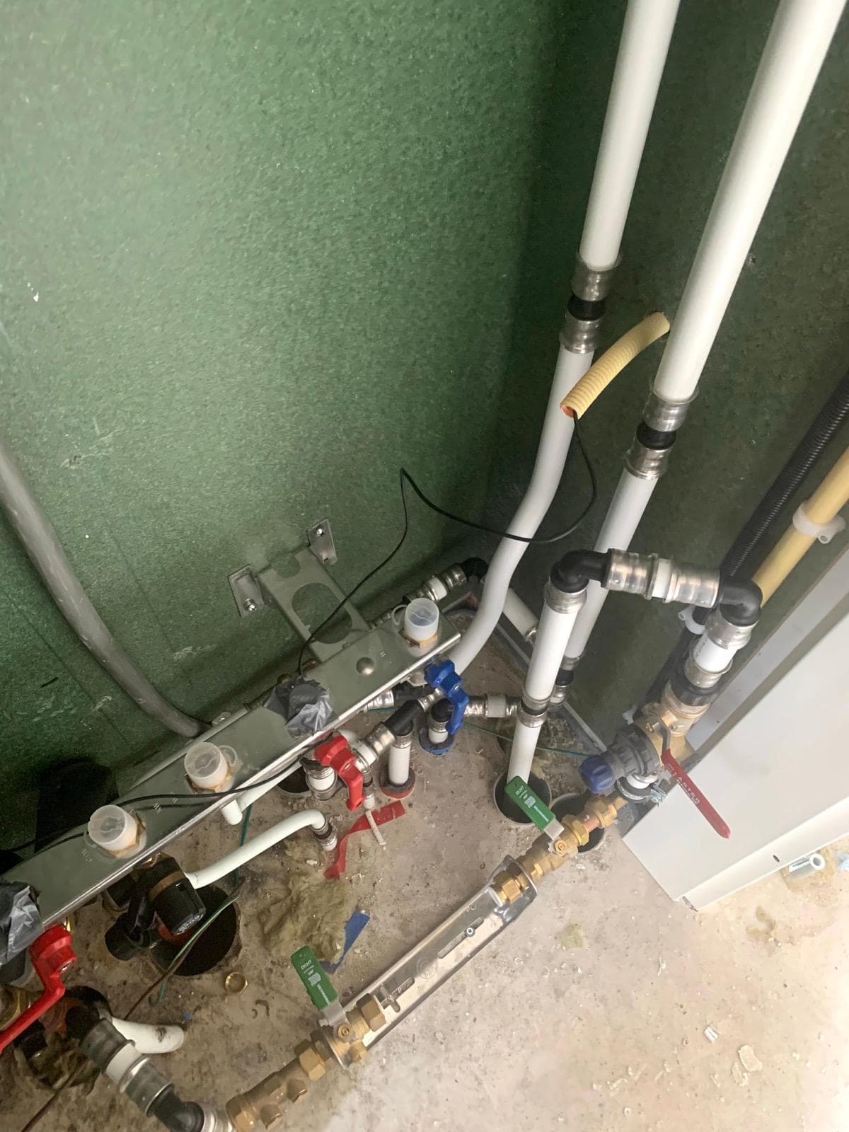 DUCO ventilatieaansluiting met rode en blauwe afsluiters op verdeler