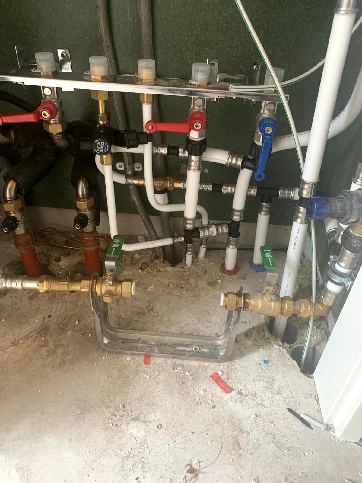 DUCO ventilatiesysteem aangesloten op verdeelinrichting met leidingwerk